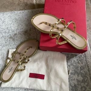 VALENTINO ROCKSTUD FLAT RUBBER SANDAL